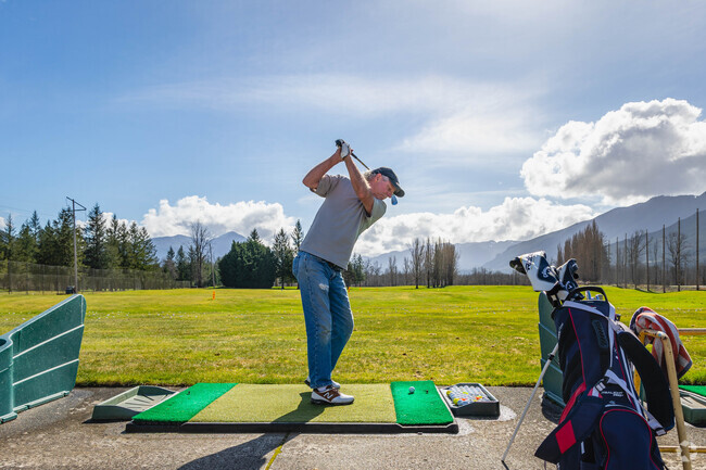 Edgewick residents can practice their golf game at the nearby Mount Si Golf Course.