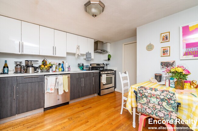 5 Munroe St unit 2, Somerville, MA 02143 - photo 2