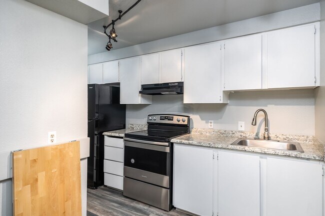 Victory Manor: Leasing Specials! Renovated Units in Pasco!, Pasco, WA 99301 - photo 4