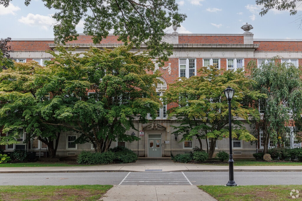 Mineola Middle School has 622 students in grades 5-7 with a student-teacher ratio of 12 to 1.