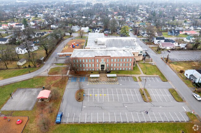 The student population of Nicholasville Elementary School is 448 and the school serves 1-5.