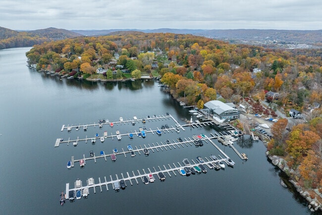 Candlewood Lake’s marina is a hub for boating and lakeside gatherings.