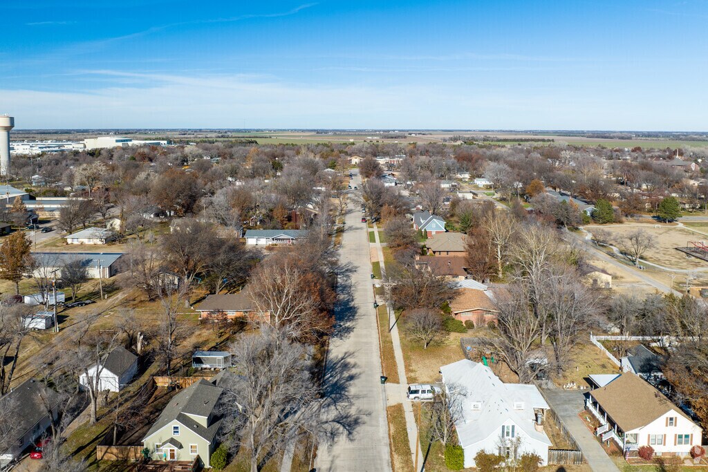 8201 N Hoover Rd, Hesston, KS 67062 MLS SCK636863