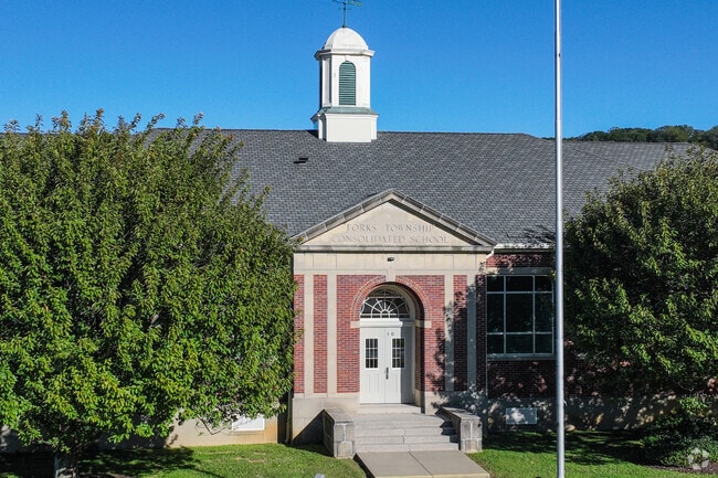 Forks Elementary School has a student population of 335 students.