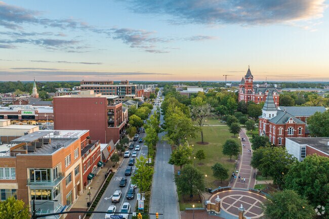 Cary Woods offers residents convenience to the amenities Downtown Auburn has to offer.