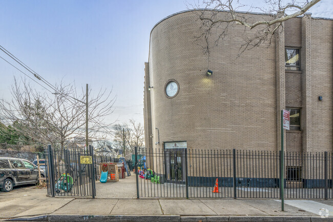 Yeshivat Ohr Haiim has 341 students in grades Pre K, K-8 with a student teacher ratio of 16-1.