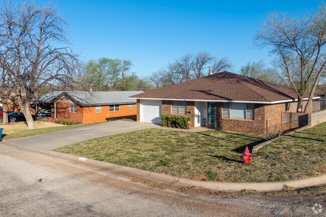There are many median level homes throughout Sweetwater.