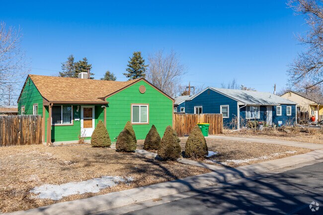 Ranch-style houses are common in the neighborhood of Del Mar Parkway.