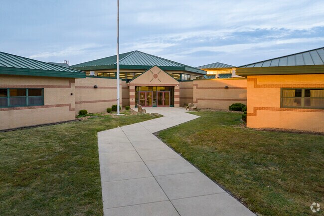 Parkside Primary School in Bethalto gets an overall nice grade of B- from Niche.com.