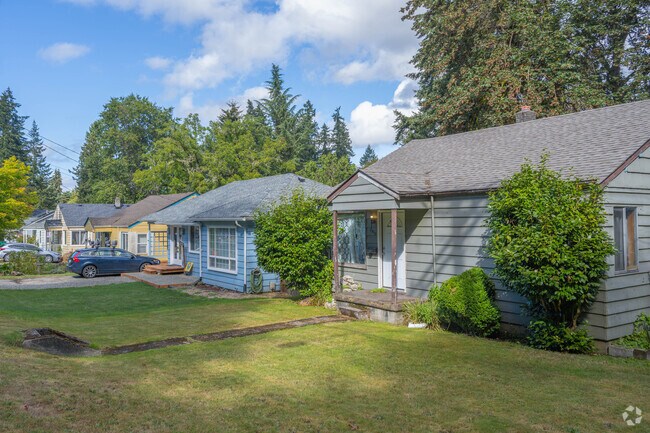 Small cottages line many Indian Creek residential streets.