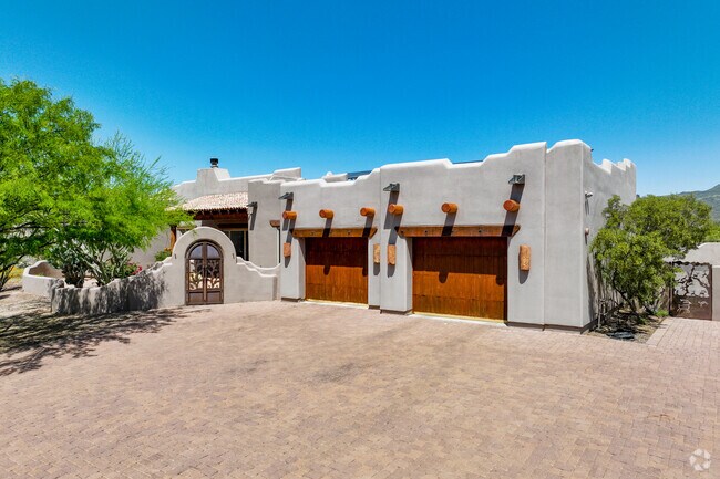 Custom-made home in Cave Creek neighborhood