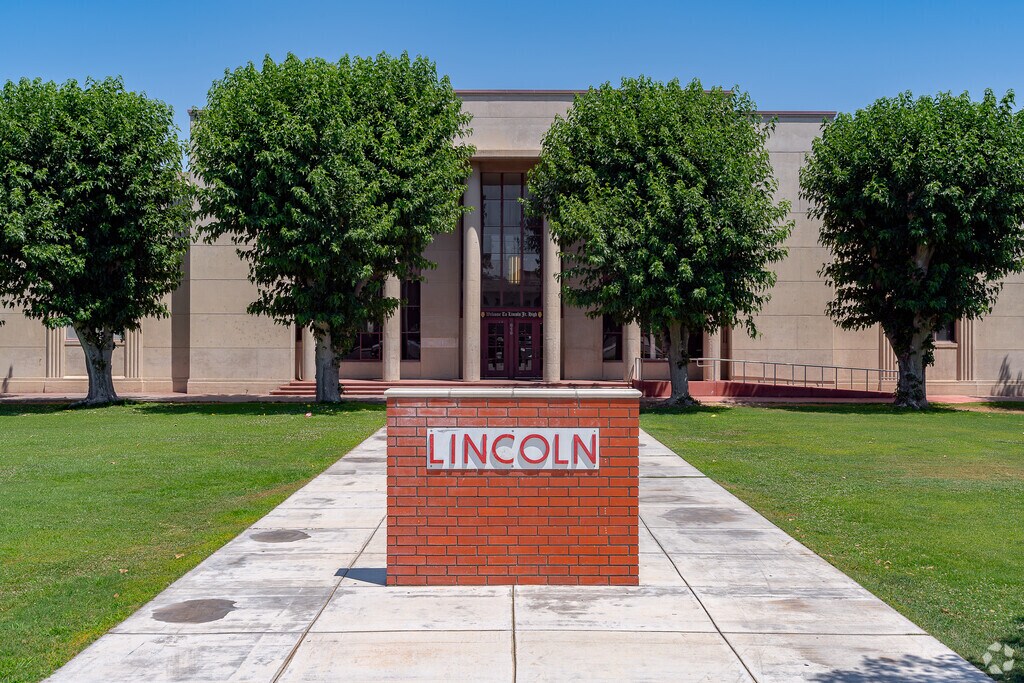 The sign at Lincoln Junior High School welcomes students and staff as they enter the grounds.