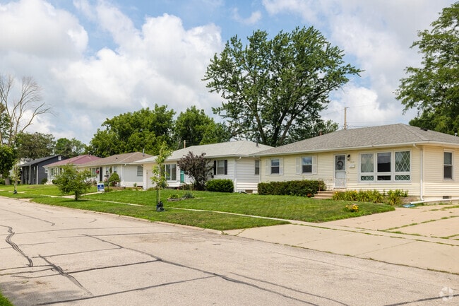 Ranch style homes line the streets of Noelridge Park.