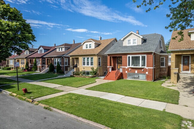 Single-family residences are common throughout the neighborhood of Cragin.