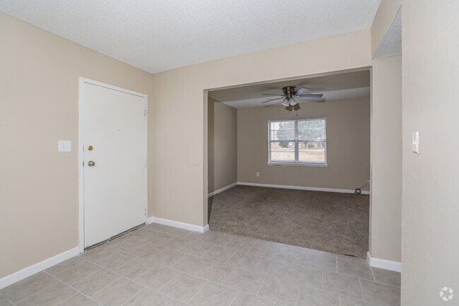 1BR, 1BA - 620SF - Living and Dining Area