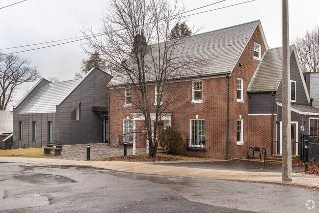 Yashiva Ohr Yisreal is a private religious school for boys serving grades 9-12.