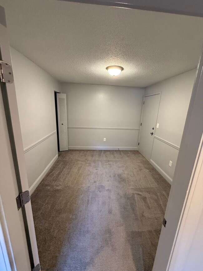 131 English Village Rd unit 202, Manchester, NH 03102 - photo 6