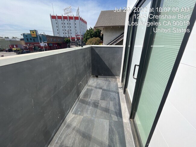 1245 Crenshaw Blvd unit 1247 1/2, Los Angeles, CA 90019 - photo 6