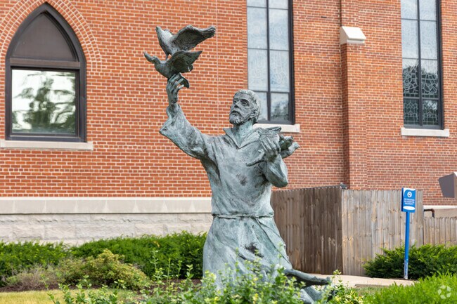 There are many statues to enjoy around the Hanna Lafayette area.