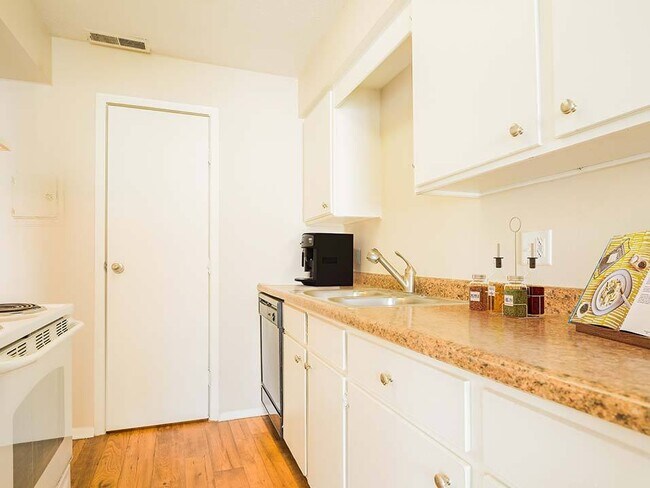 Georgetowne, Omaha, NE 68144 - photo 3