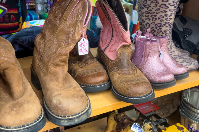 Kick off your boots at a cozy home in Glenn Heights Tucson.