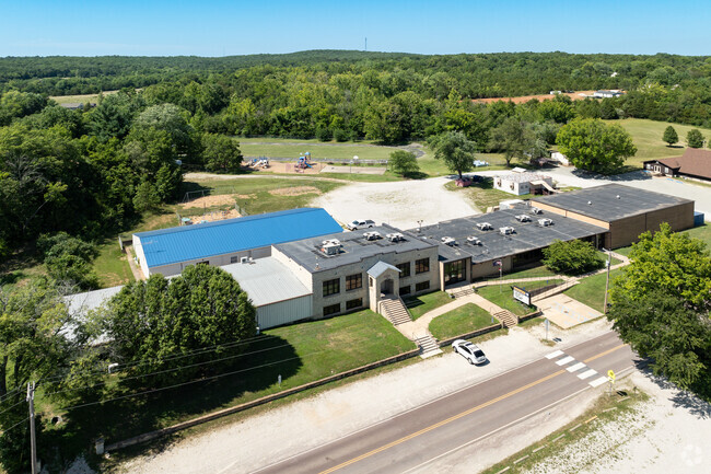 Richwoods Elementary School focuses on core subjects like science.