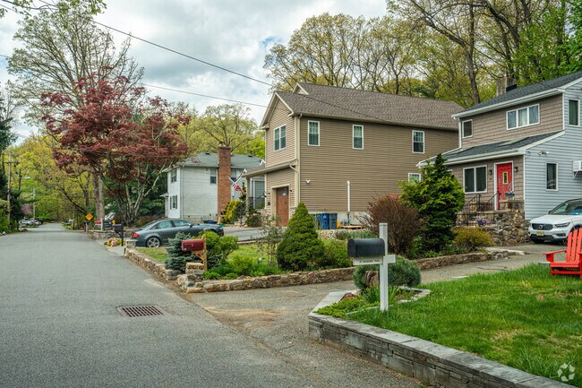 Various home styles around Indian Lake in Denville