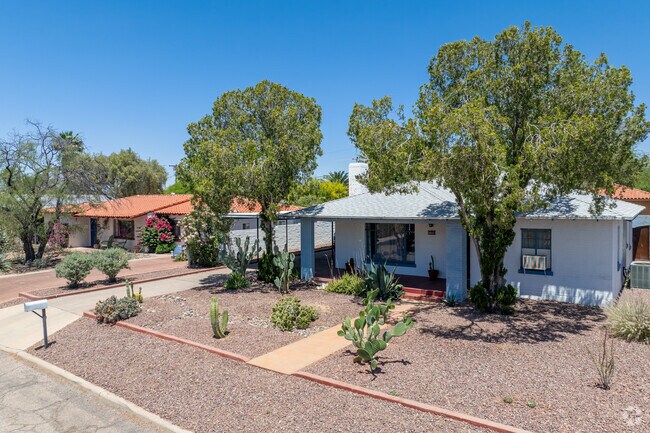 Due to the dry heat, most Broadmoor-Broadway homes feature gravel yards instead of lawns.