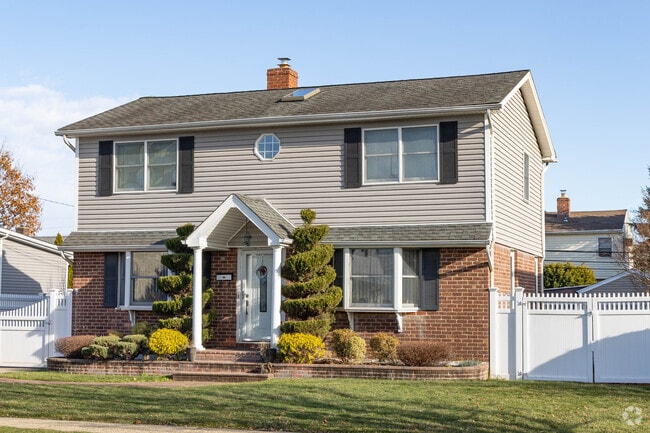 There are many Traditonal Colonial style homes in East Meadow.