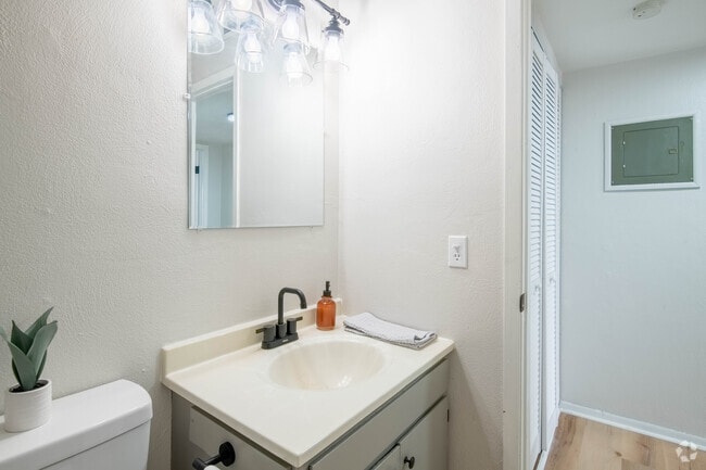 1BR, 1BA - 695SF