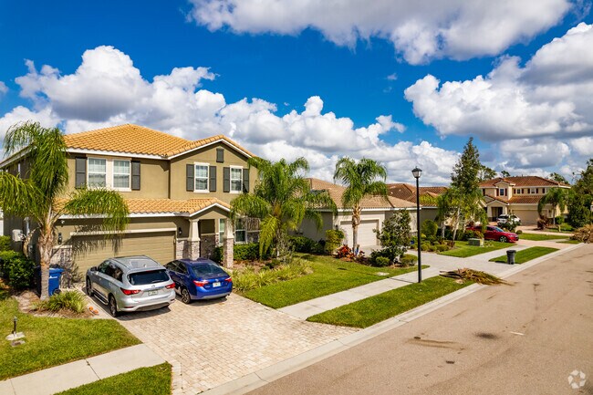 Bee Ridge offers a variety of housing architecture.
