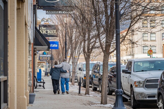 Downtown life in La Grande means leasurily strolls down sidewalks lined with local shops and eateries.