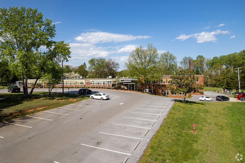 Shannondale Elementary School sits toward the middle of Shannondale on Shannondale Road.