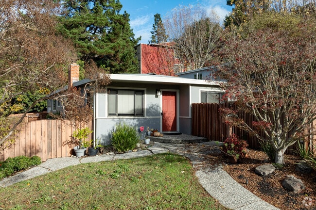 Cozy homes with spacious yards are ubiquitous in El Sobrante Manor.