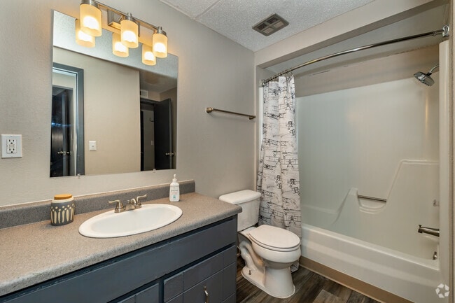 1BR, 1BA - 672SF - Bathroom