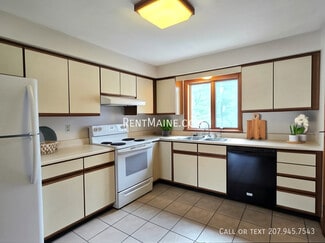 7 Hartley St, Lewiston, ME 04240