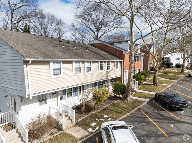 Towne House Village Apartment complex in Islandia.