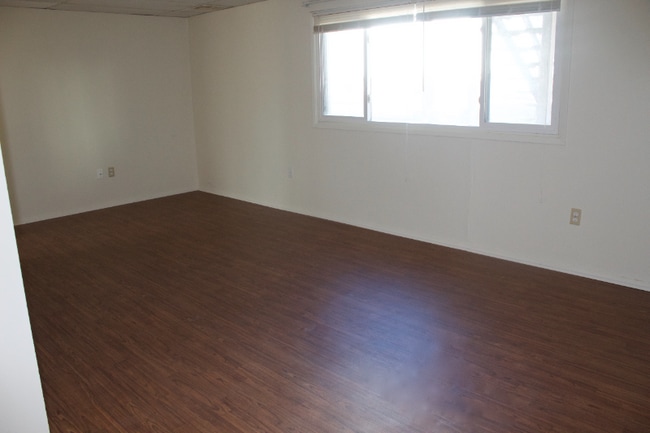 209 E 11th St, Newton, KS 67114 - photo 2