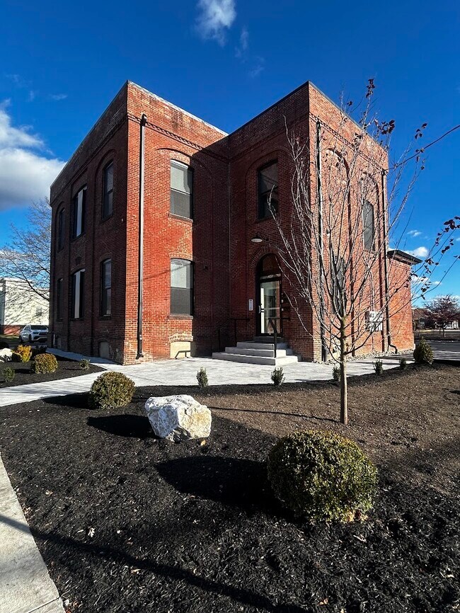 246 Front St unit 4, Lincoln, RI 02865 - photo 2