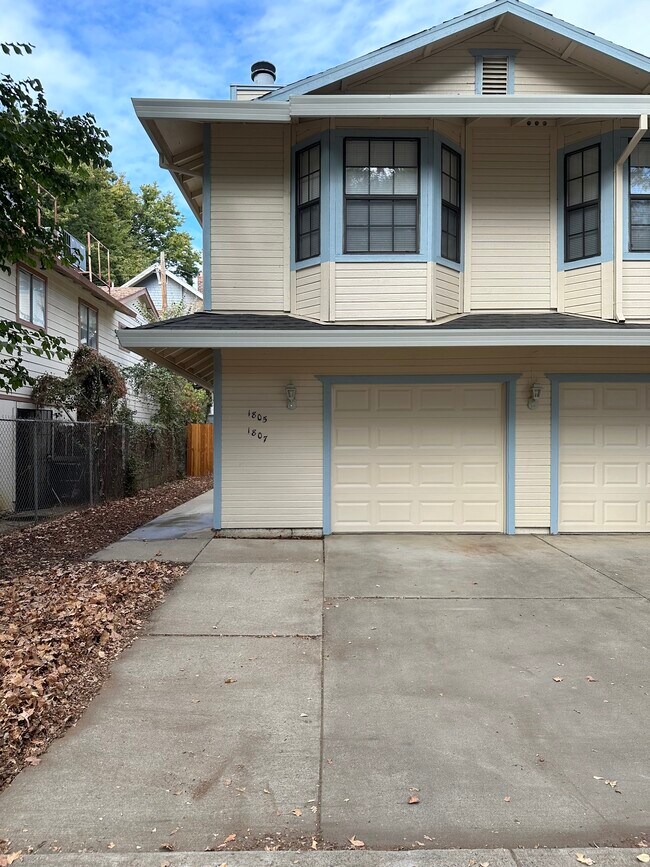 1807 V St, Sacramento, CA 95818