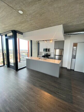 15 N Elizabeth St, Chicago, IL 60607