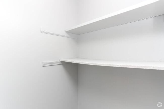 2BR, 1BA - 825 SF - Pantry