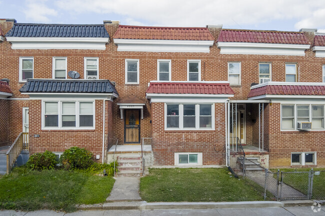 Most rowhomes in Lucille Park have small front yards.