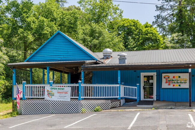 Island Falls Restaurant in Towaliga Shores brings a taste of the Caribbean to the neighborhood with its vibrant flavors and laid-back atmosphere.