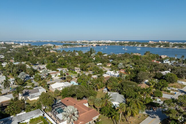 Lantana Pines is easily accessible to the ocean.