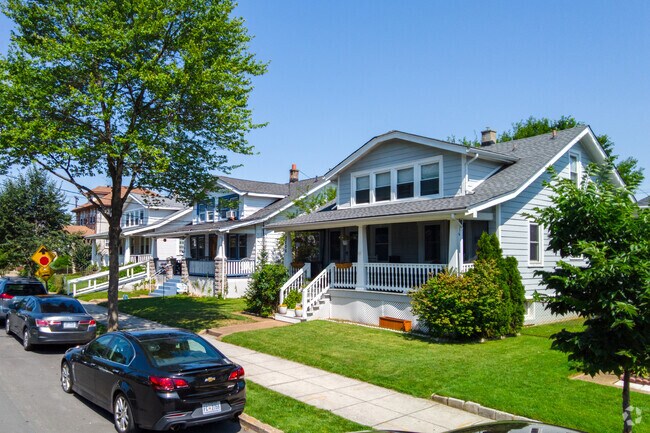 Bungalows with large porches like these on 22nd St NE are very common in Arboretum.