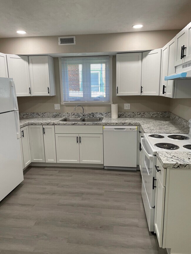 1909 S Ingram Mill Rd, Springfield, MO 65804