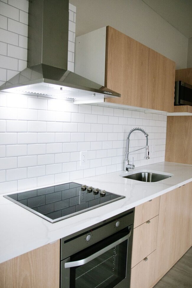 Hawthorne @ Ladd's - 1 & 2 Bedroom Apartment Homes, Portland, OR 97214 - photo 6