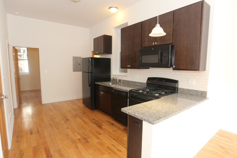 1704 W Sunnyside Ave unit G08C, Chicago, IL 60640 - photo 1