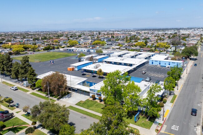 153rd St Elementary School has a student to teacher ratio of 16:1.